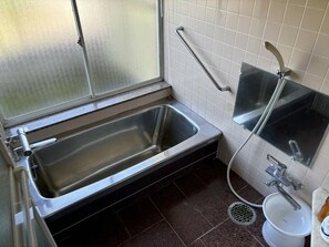 Umweltfreundliche Kosmetikartikel, Haartrockner, Bidet, Handtücher