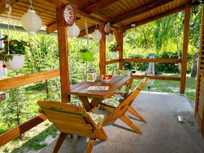 Outdoor dining - Beautiful apartment for 4 guests with WIFI, A/C, TV, terrace and pets allowed (Fonyód)