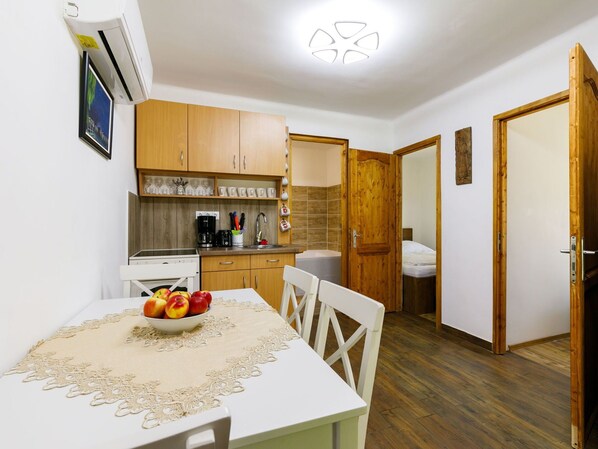 Dining - Beautiful apartment for 4 guests with WIFI, A/C, TV, terrace and pets allowed (Fonyód)