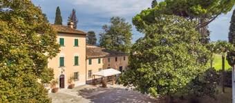 Beautiful private villa for 33 people with WIFI, private pool, TV, patio and pets allowed