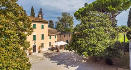 Wonderful private villa for 33 people with WIFI, private pool, TV, patio and pets allowed