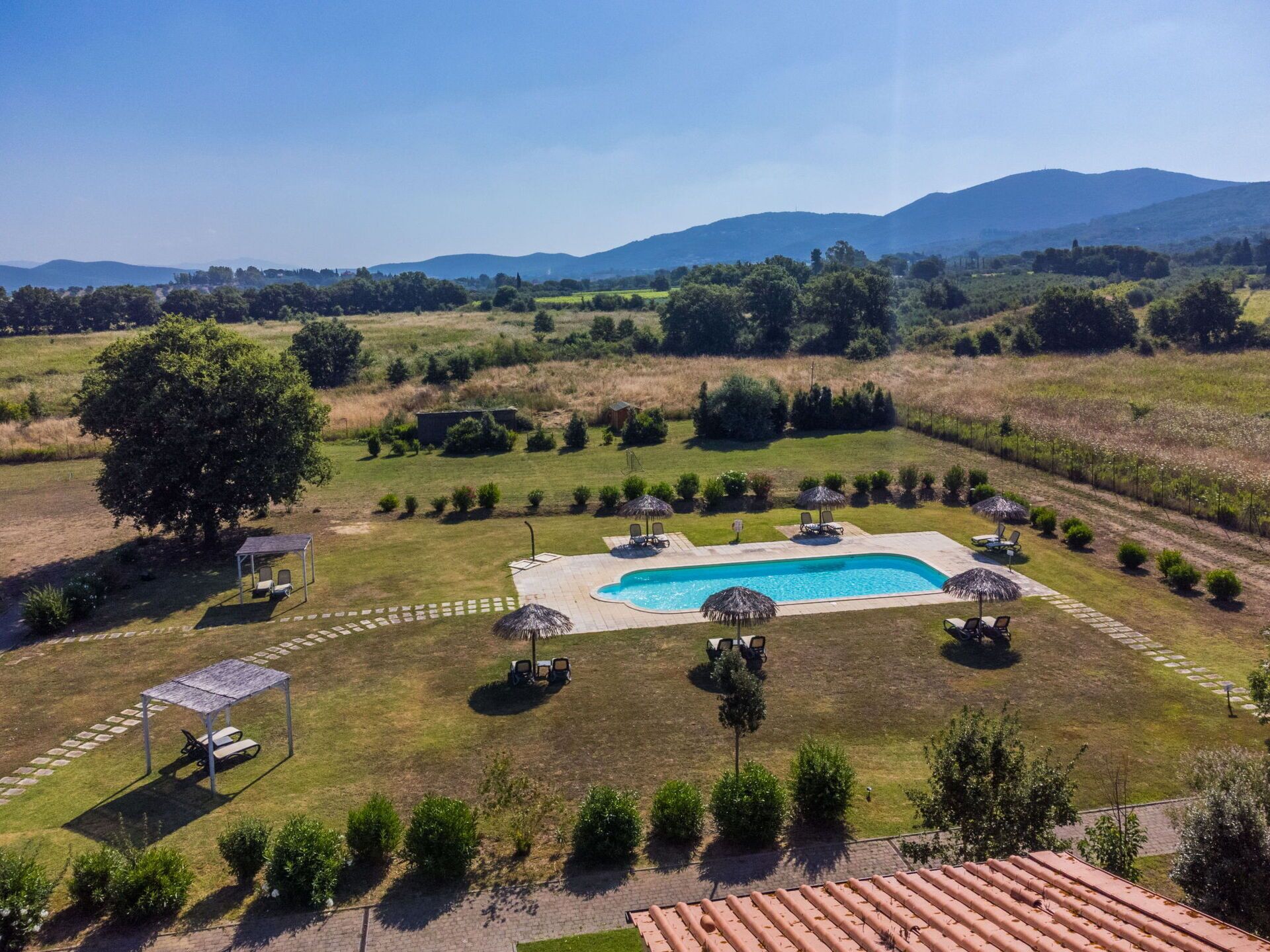 Himmel, Pflanze, Schwimmbad, Urban Design, Schatten, Baum, Wolke, Gras, Grundeigentum, Landschaft
