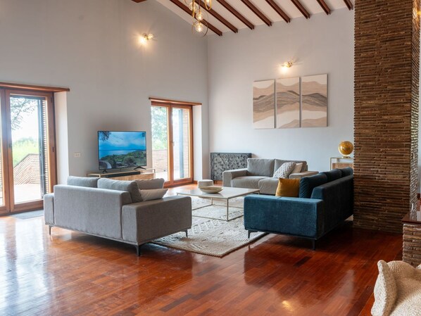 Fernseher, Kamin, DVD-Player