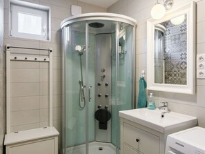 Bathroom - Wonderful private villa for 8 people with A/C, WIFI, TV and terrace (Balatonfüred)