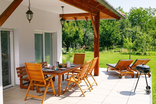 Möbel, Tabelle, Eigentum, Pflanze, Schatten, Stuhl, Holz, Tisch Im Freien, Gebäude, Gartenmöbel