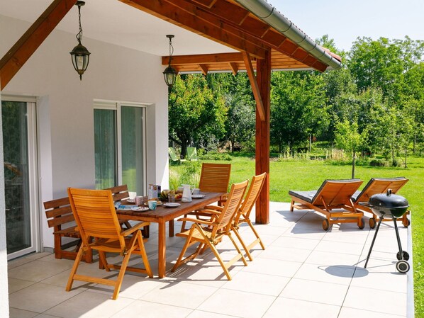 Outdoor dining - Beautiful private villa for 8 guests with WIFI, A/C, TV and terrace (Balatonfüred)