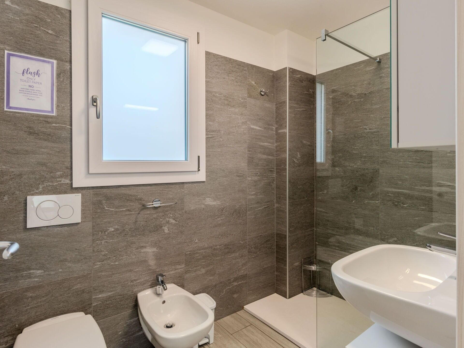 Tap, Plumbing Fixture, Mirror, Bathroom Sink, Property, Sink, Bathroom, Building, Lighting, Interior Design