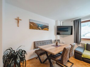 Dining - Lovely apartment for 4 people with WIFI, TV, balcony and panoramic view (Taxenbach)