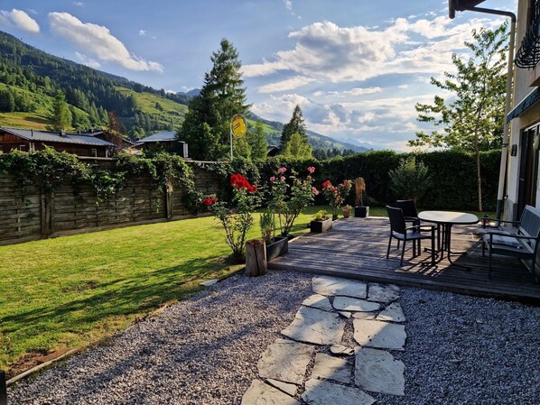 Outdoor dining - Lovely apartment for 4 people with WIFI, TV, balcony and panoramic view (Taxenbach)