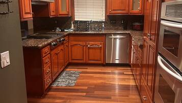 Microondas, horno, parrilla de estufa y lavavajillas