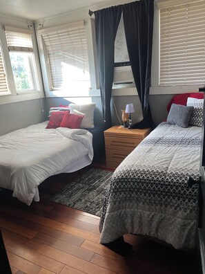 3 bedrooms, desk, iron/ironing board, free WiFi - Downtown classic, 1910 Craftsmen style home (Riverside)