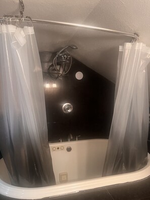 Hårtork, handdukar, tvål och schampo