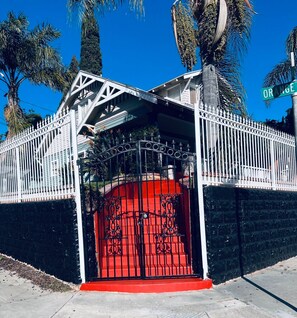 Property grounds - Downtown classic, 1910 Craftsmen style home (Riverside)