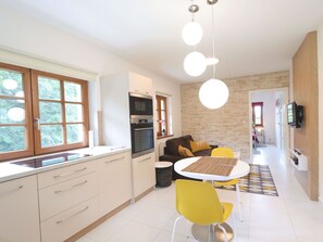 Micro-ondes, four, lave-vaisselle, tables à manger