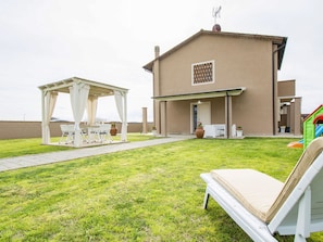 Outdoor dining - Stunning  villa for 5 guests with WIFI, A/C, TV, patio and pets allowed (Bientina)