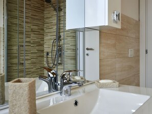 Bathroom - Stunning private villa for 6 people with WIFI, A/C, private pool, TV and terrace (Dongo)