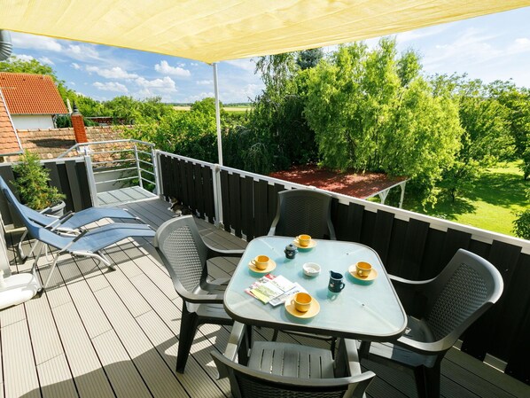 Outdoor dining - Nice apartment for 4 guests with A/C, WIFI, TV, balcony and panoramic view (Marcali)