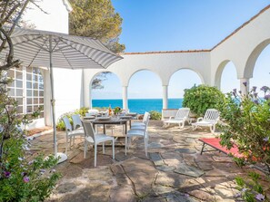 Outdoor dining - Stunning private villa for 8 guests with WIFI, A/C, TV and terrace (Saint-raphaël)