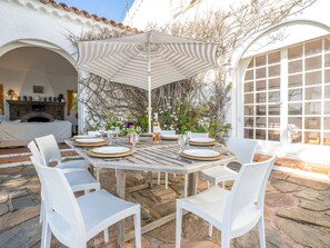 Outdoor dining - Stunning private villa for 8 guests with WIFI, A/C, TV and terrace (Saint-raphaël)