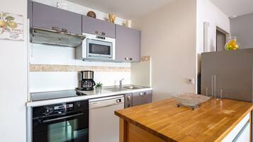 Mikrowelle, Ofen, Geschirrspüler, Toaster