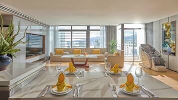 Presidential-Suite, Balkon, Meerblick | Wohnbereich | Smart-TV