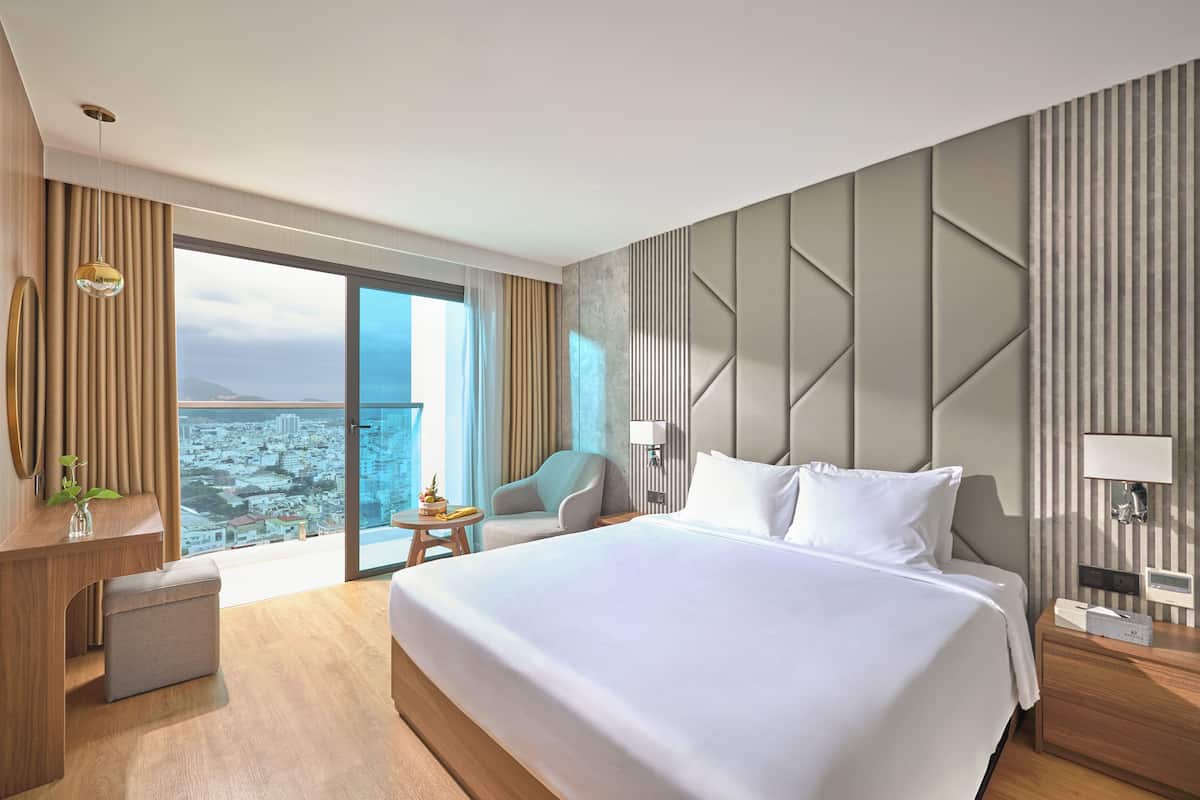 Presidentiële suite, balkon, uitzicht op zee | Donsdekens, een minibar, een kluis op de kamer, een bureau