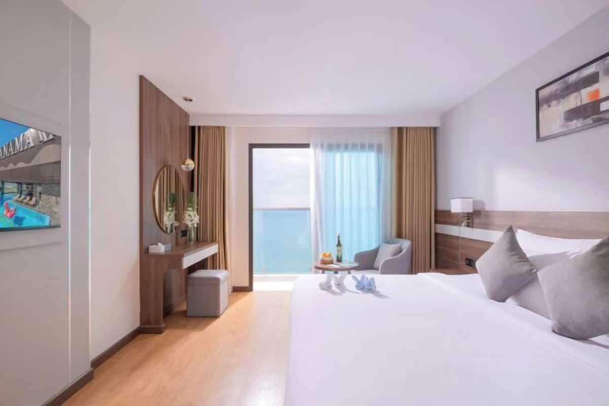 Donzen dekbedden, een minibar, een kluis op de kamer