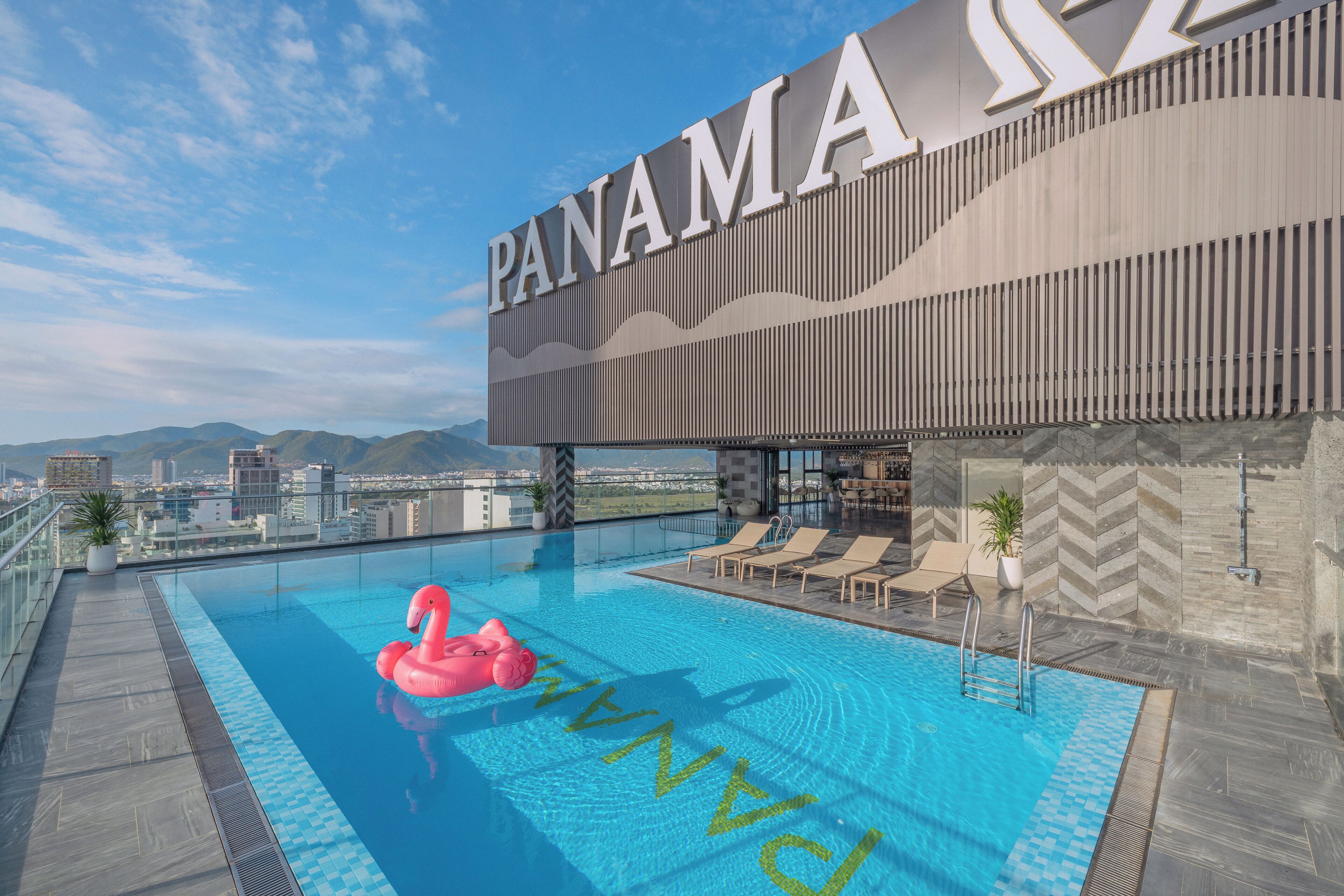 Piscine couverte, parasols de plage, chaises longues