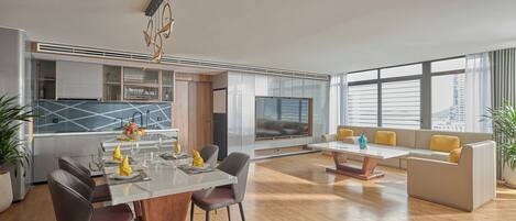 Sala de estar moderna com área de jantar, janelas amplas e vista para a cidade.