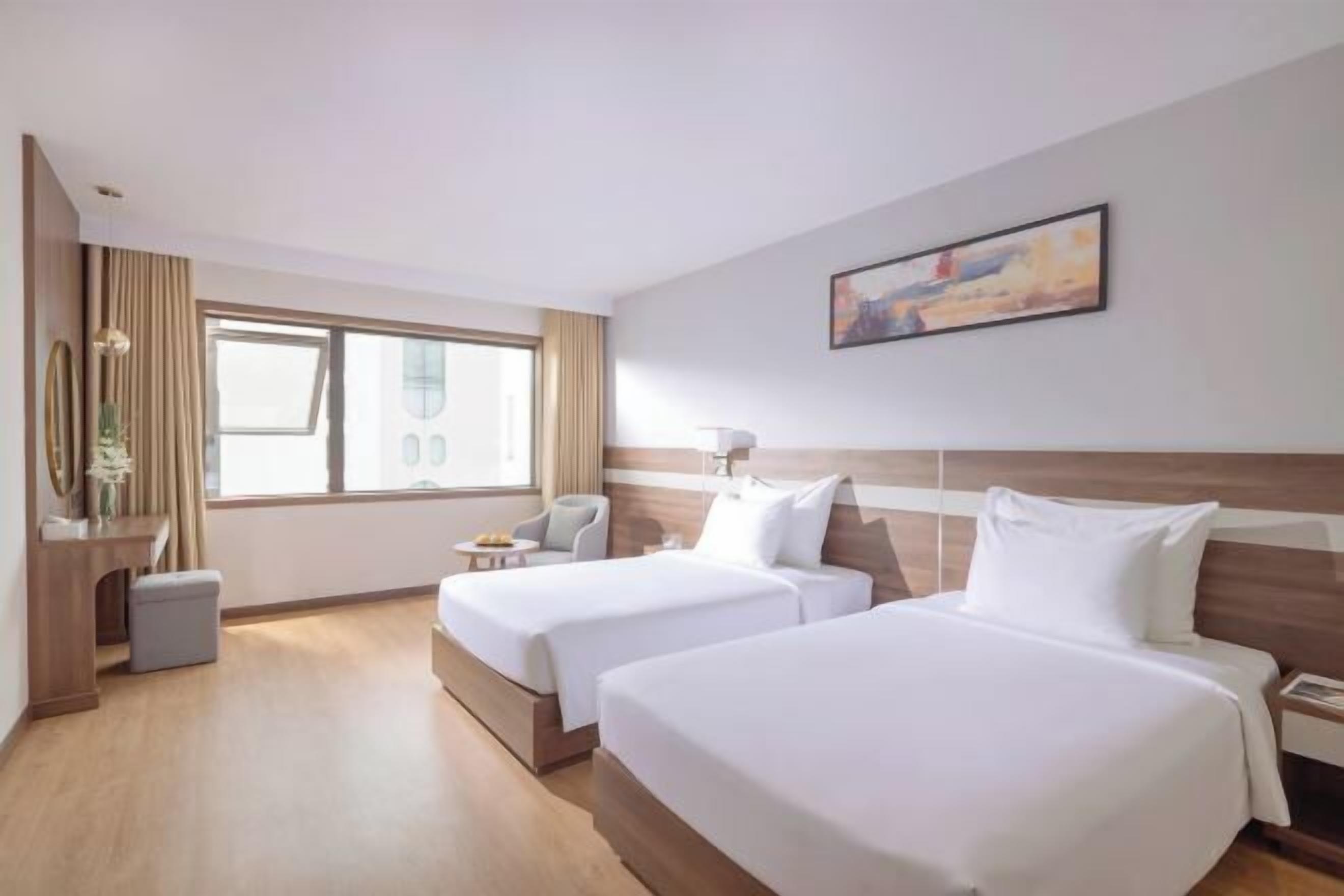 Edredón, minibar y caja de seguridad en la habitación 
