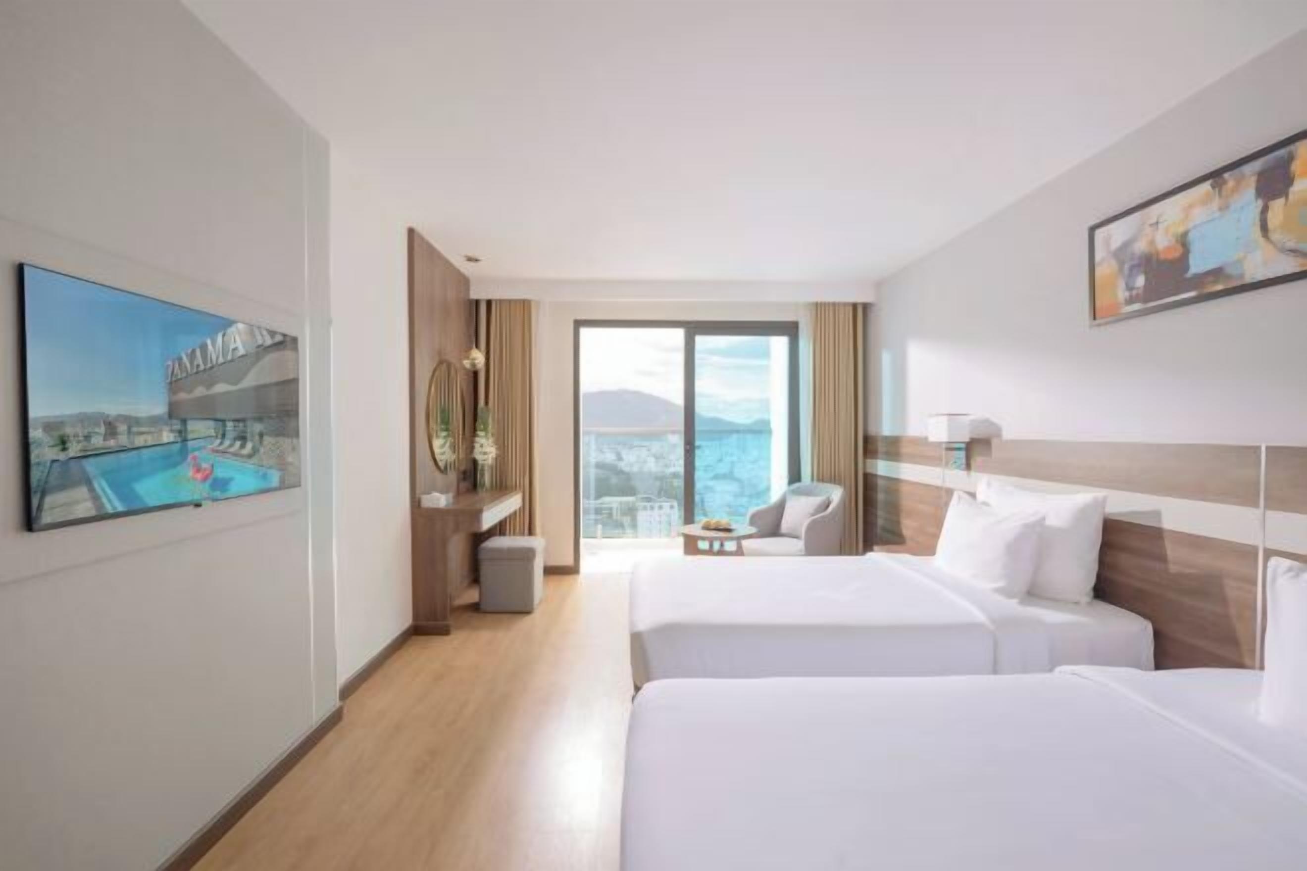 Edredón, minibar y caja de seguridad en la habitación 