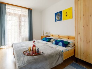 6 chambres, lit parapluie, draps fournis