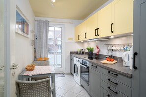 Fridge, oven, stovetop, dishwasher - Ferienwohnung Urlaubsglück - Ferienwohnung "urlaubsglück" für 2 Personen (Timmendorfer Strand)