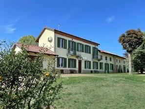 Exterior - Stunning private villa for 8 guests with WIFI, A/C, private pool, TV and terrace (Calliano)