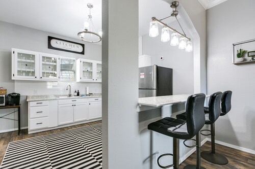 The Bird House - 3 Bedroom Downtown Nest