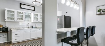 The Bird House - 3 Bedroom Downtown Nest