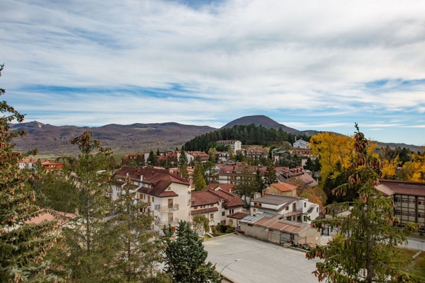 Wolke, Himmel, Eigentum, Gebäude, Baum, Haus, Die Architektur, Fenster, Nachbarschaft, Wohngebiet