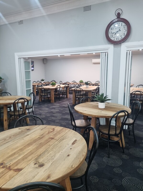 Restaurant - Commercial Hotel Young (Young)