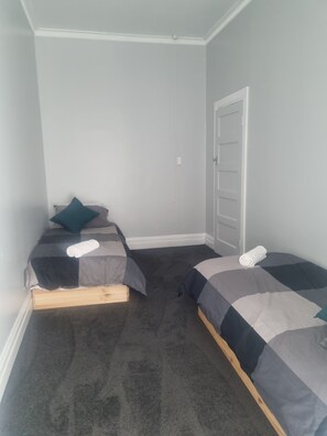 Family Twin Room | Free WiFi, bed sheets - Commercial Hotel Young (Young)