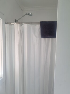 Family Twin Room | Bathroom | Towels - Commercial Hotel Young (Young)