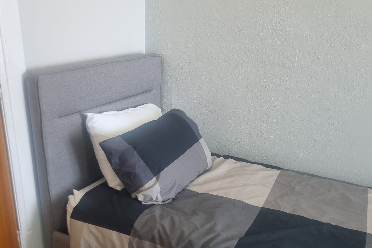 Basic Single Room | Free WiFi, bed sheets