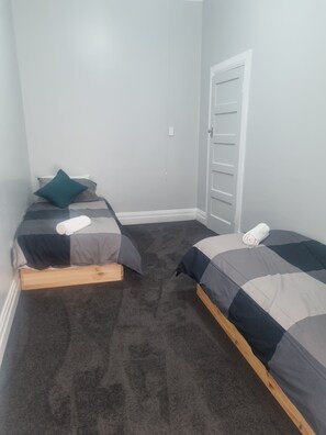 Chambre familiale avec lits jumeaux | Accès au Wi-Fi (inclus), literie fournie