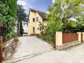 Exterior - Stunning private villa with WIFI, private pool, TV, terrace, pets allowed and panoramic view (Fonyód)