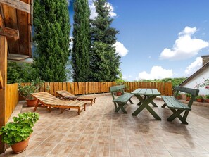 Outdoor dining - Stunning private villa with WIFI, private pool, TV, terrace, pets allowed and panoramic view (Fonyód)