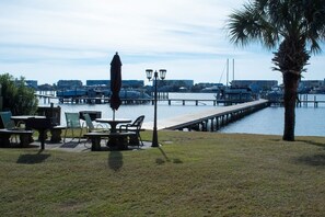 Outdoor dining - Beautiful Condo-Studio in Fort Walton Beach (Fort Walton Beach)