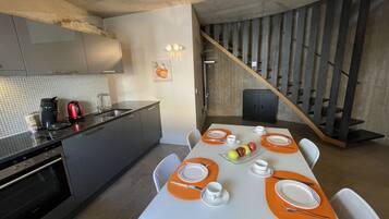 Ovn, opvaskemaskine, brødrister, spisebord