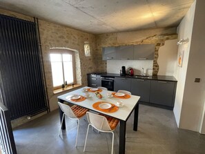 Fogão, lava-louças, torradeira, mesas de jantar