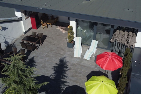 Jour, Blanc, Lumière, Noir, Parapluie, Bâtiment, Architecture, Ombre, Biome, Design Urbain