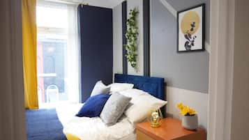 5 bedrooms, iron/ironing board, WiFi, bed sheets