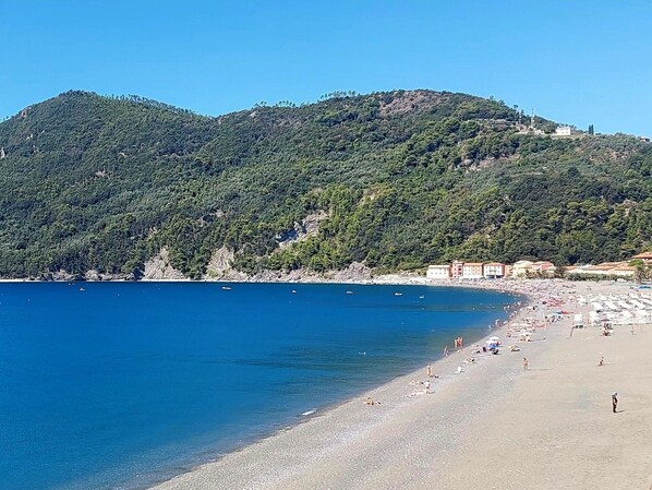 Beach - Beautiful apartment for 5 people with A/C, WIFI, TV, patio and pets allowed (Sestri Levante)